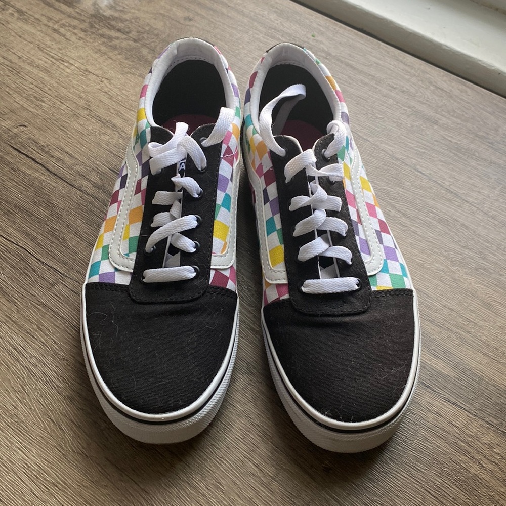 Never worn Vans, size 6 in girls, but will fit a size 8 in women.